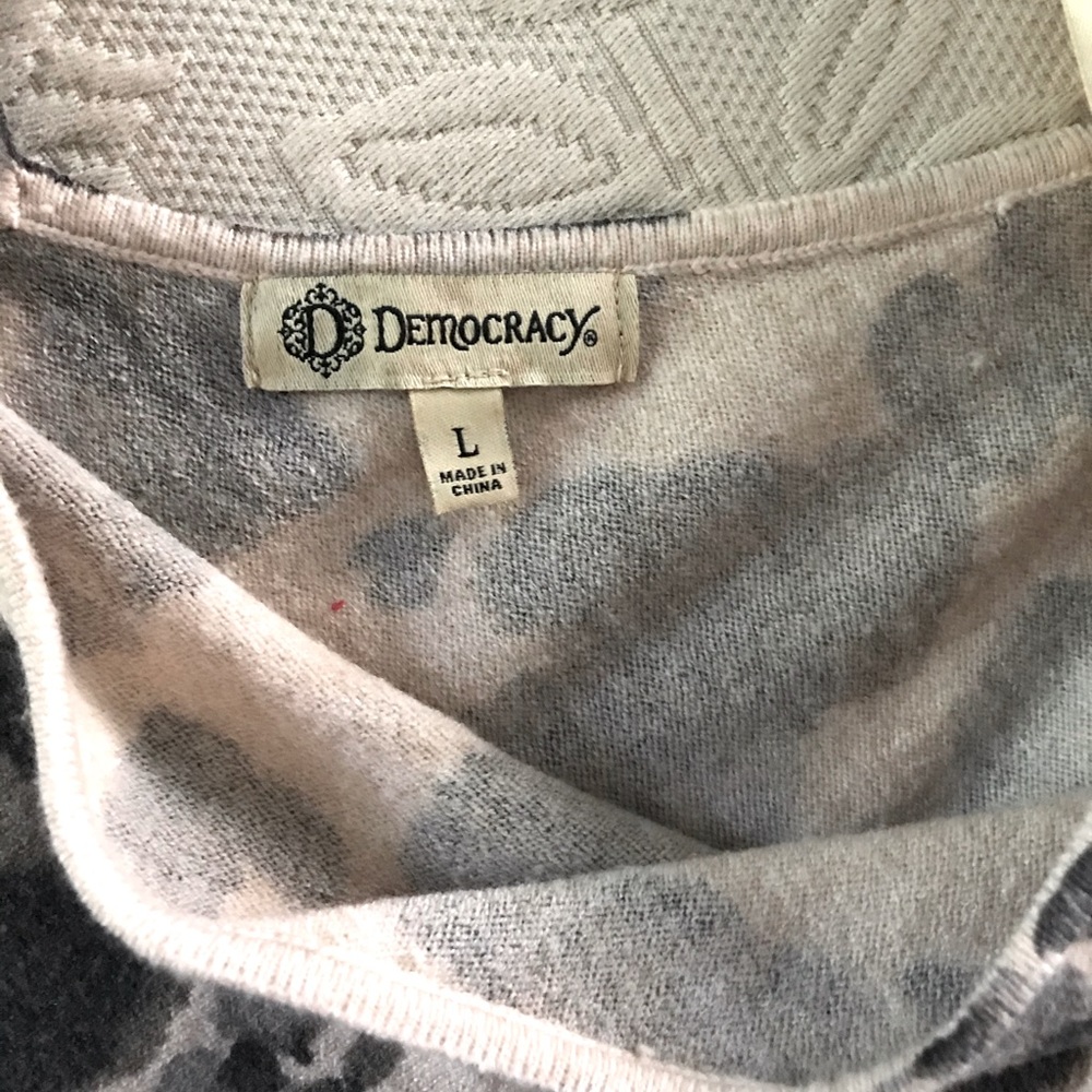 Democracy V-neck Leopard Sweater, L - Picture 10 of 10